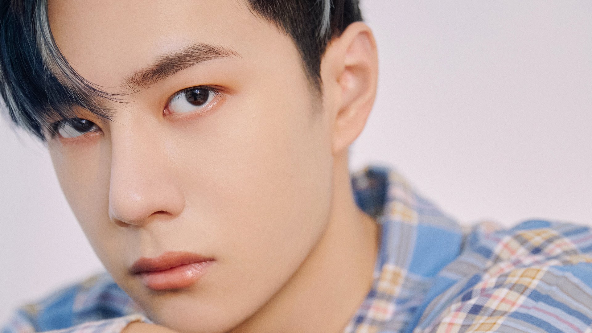 赛场内外：球员在粉丝中的人气与影响力，赛场内外英文