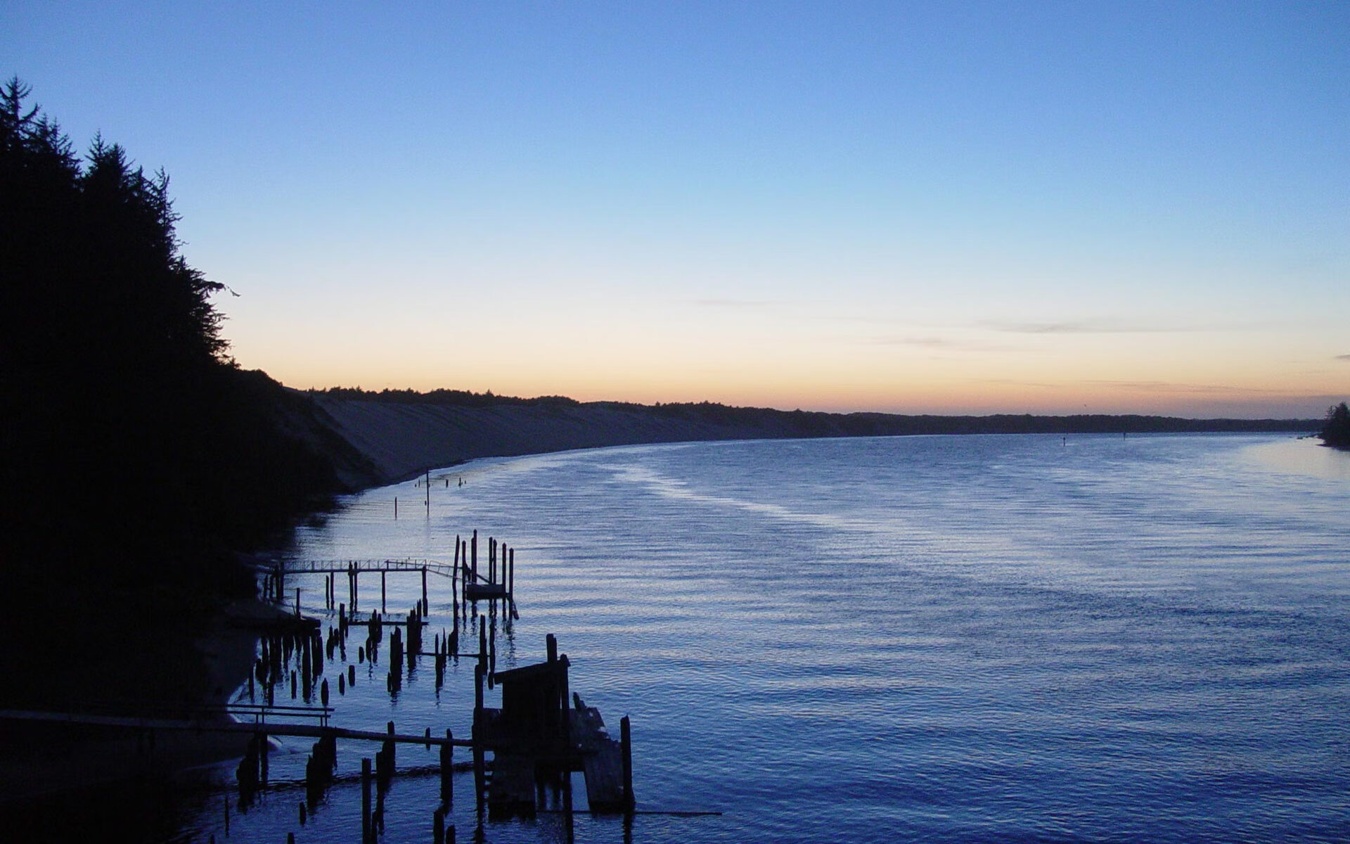 KAIYUNAPP-体育场上格局激烈，双方势均力敌拼尽全力，体育场场景